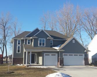 Neenah 5 Bedroom - Airventure - Neenah - Building