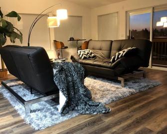 ??‍♀️oceanharborriverviewsbrhottub Luxury Walk2oceanbrkingbeds-Ev-Petsahoy! - Brookings - Living room