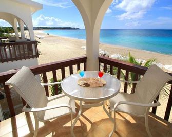 Breathtaking Sunset at Our Beach Front Stay | Living Area & Private Patio - Long Bay Village - Balcon