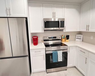 Modern Comfort | Private Guest Suite Getaway - Cochrane - Cocina