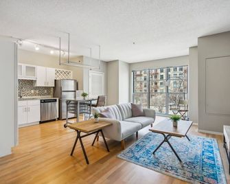 CozySuites Mill District with pool, gym #03 - Minneapolis