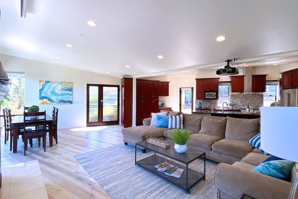 Luxurious Spacious Hillside Retreat with Amazing Views Near Rosebowl - פסדנה - סלון