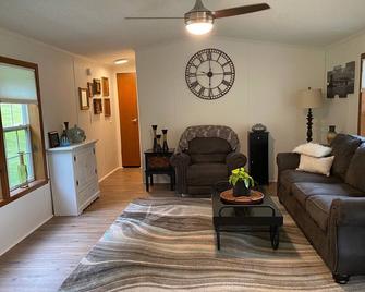 Psu & Fisherman's Paradise Retreat - Bellefonte - Living room