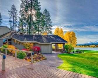 Mountain-view home with pools, hot tub, sauna, & wood fireplace - dog-friendly - Black Butte Ranch - Building