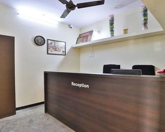 Hotel Kdm - Rajkot - Рецепція