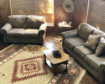 Cabin 43 at Centerpoint Compton, Arkansas - Compton - Living room