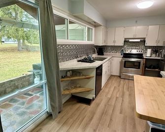 Geneva Getaway: Updated bathroom and floors - Geneva - Kitchen