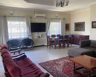 Spacious 4-bedroom beach house with WiFi, AC in beautiful Monkey Bay - Monkey Bay