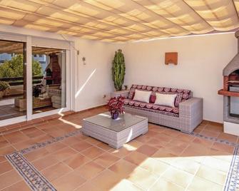 2 Bedroom Lovely Apartment In Estepona - Estepona - Sala de estar