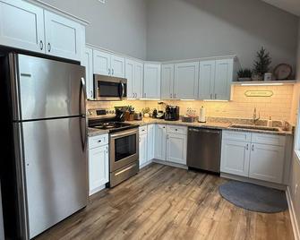 Fisher House Spacious Home in Tiny Home Village - Sedalia - Keuken