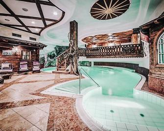 Hotel zur Dorfschmiede - Saalbach - Pileta