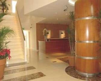 Howard Johnson by Wyndham Villa Maria Casino - Villa María - Front desk