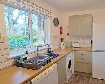 Beech Croft - 3 Bedroom Cottage, sleeps 6, near Perranporth, woodland setting - Perranporth - Kitchen