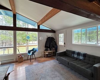 Cozy Catskills Cabin with Mountain views - East Jewett - Living room