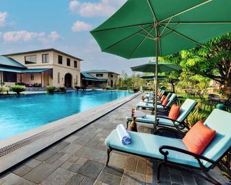 Debu's The Fern Resort & Spa, Jim Corbett - 拉姆訥格爾 - 游泳池