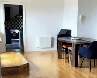3br Apartment - Sleeps 7 - Free Parking - Athy - Athy - Essbereich