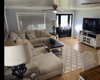 The Salado Social just minutes from everything in Salado. - Salado - Living room