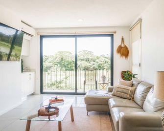 Tranquil lakefront apartment with stunning views & pool access - Playa Hermosa - Sala de estar