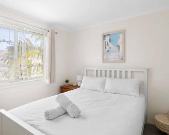 Pomora Seaside Getaway - Torquay - Bedroom