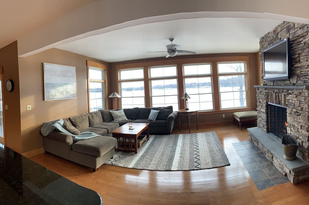 Gorgeous newer home on Newton Lake/Crystal Lake near Elk mountain ski resort.