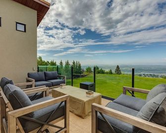 Entertaining custom home with 180 degree views of the Rocky Mountains - Cochrane - Balcony