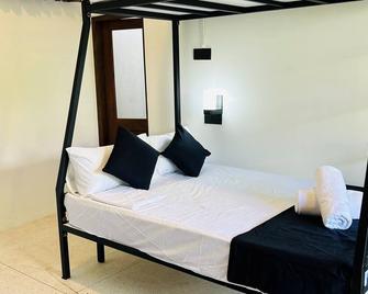 Mich's Surf Villa & Hostel - Weligama - Makuuhuone