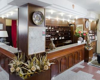 Hotel Beniamino Ubaldi - Gubbio - Rezeption