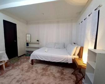 Central locationStrong wifi +Spacious Ac room + 5 minutes walk to the beach - General Luna