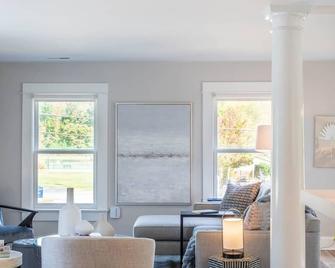 Modern In-Town Stay Above Wine Bar Desig - Irvington - Sala de estar