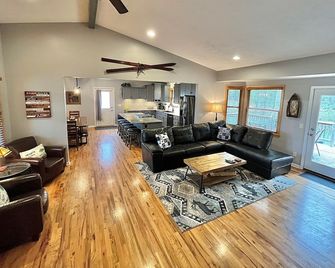 Gorgeous Lemon Lodge 1mile to Crystal Mtn, 4Bed+2Ba+2Family Rms+Game Rm+Pets Ok! - Thompsonville - Sala de estar
