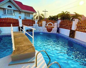 Hotel Adelina Balanga City Bataan - Balanga - Piscina