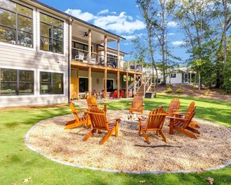 The Hales Lake House w/ Hot Tub! - Hartwell - Patio