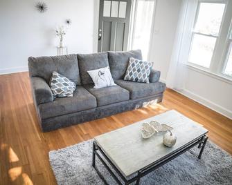 Modern Cottage Near Hospitals and Brewery! - Hickory - Living room