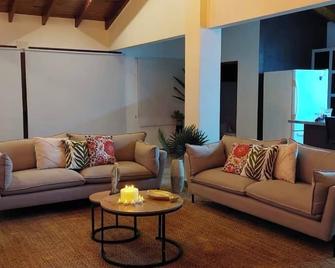 Casa Nosara, 10 minutes from Playa Pelada by car - Nosara - Living room