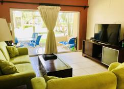 Seven Mile Beach, Excellent Location, Ground Floor Unit - George Town