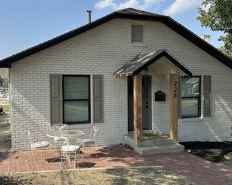 Newly remodeled quaint 2 bedroom 2 bath home in downtown Dexter, Missouri - Dexter - Gebäude