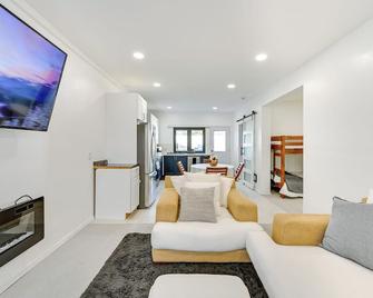 Walk to Beach - House Kitsune in Oceanside! - Oceanside - Sala de estar