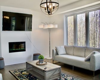 House in Wasaga only 18 min away from Blue Mountain! 5 min away from the beach! - Wasaga Beach - Sala de estar