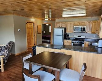 Cabin 10 2 bedroom in Isle with WiFi and stunning lake views on ground floor - Isle - Cocina