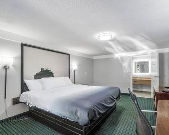Super 8 by Wyndham Lantana West Palm Beach - Lantana - Ložnice