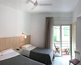Hostal Rom Familiar - Roses - Bedroom