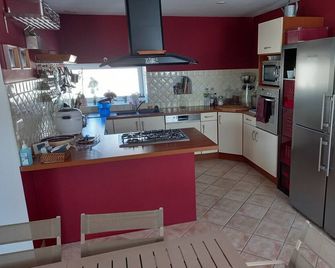 Vacation Rental for 8 People - 4 Bedrooms - 2 Bathrooms - Saint-Pourçain-sur-Sioule - Küche