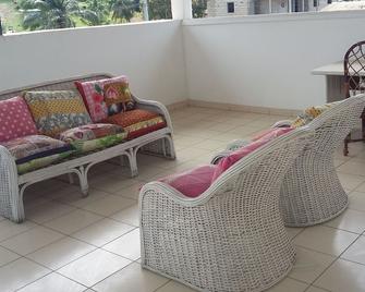 A Vast Private Apartment For Your Stays In Libreville! - Libreville - Living room