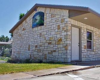 Baltzell Lodge - Great Bend