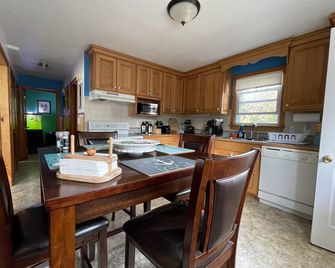 Quiet Family Vacation Home in Portland, Maine 7 minutes to the Old Port - Portland - Kitchen