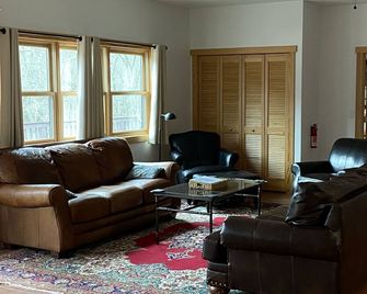 Ivy Riverfront private retreat - tubing, fishing right out the door! - Mars Hill - Living room