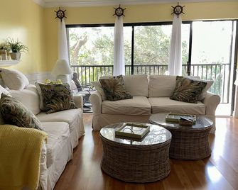 Seaside condo in Jupiter with private views and steps to the beach. - Jupiter - Huiskamer