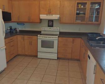 Charming 3-bedroom 2.5 bath with game room and free wifi! TVs with prime/netflix - Truro - Kuchyň