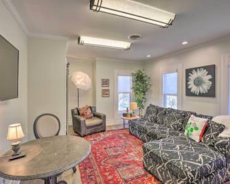 Charming and Walkable Fairport Village Apartment! - Fairport - Living room