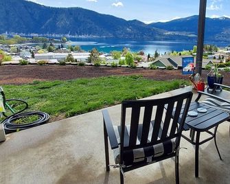 Amazing Lake Chelan view from your hottub! Tranquil setting yet close to fun! - Manson - Balcón